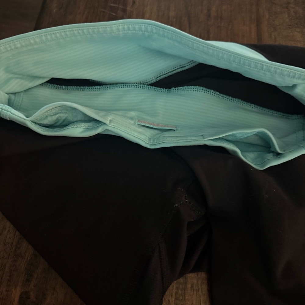 Lululemon Black and Blue Cropped Leggings - Picture 12 of 16